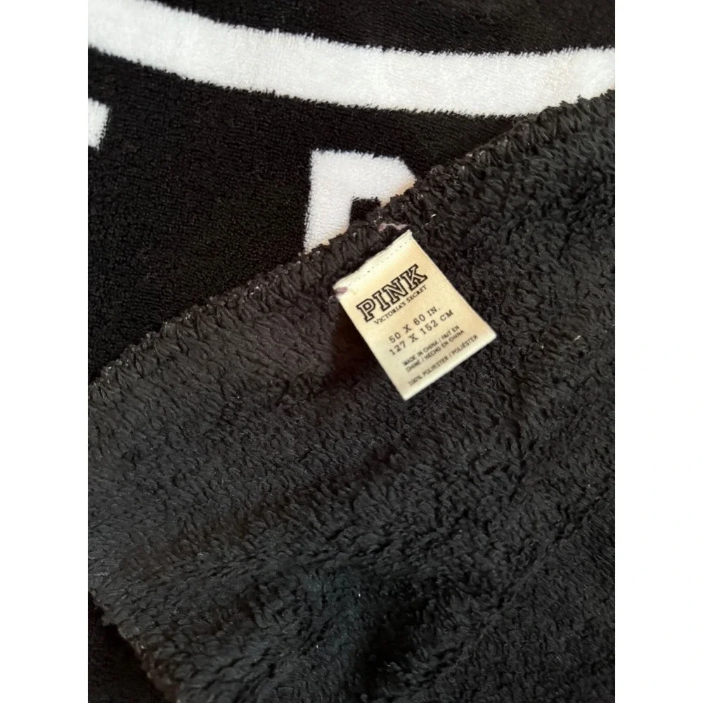 PINK Victoria's Secret Logo Circle‎ Plush Throw Blanket 50x60 Coral Black White